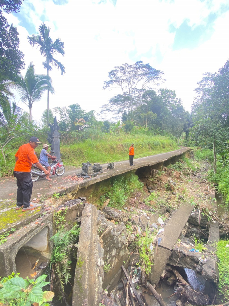 Tanah Longsor dan Senderan jalan serta irigasi jebol di Banjar Sekarmukti, Desa Pangsan, Kecamatan Petang Tanggal 17 Januari 2023